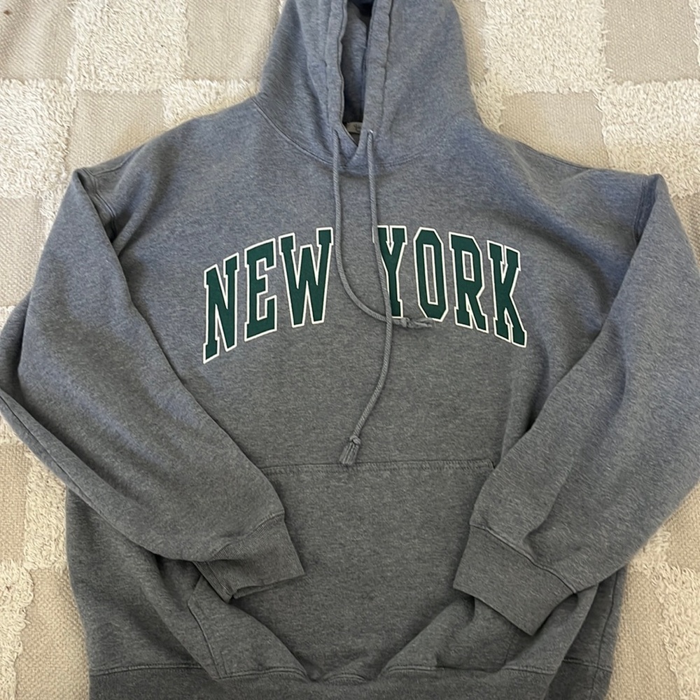 NEW YORK BRANDY MELVILLE OVERSIZED HOODIE SO CUTE AND GENTLY USED